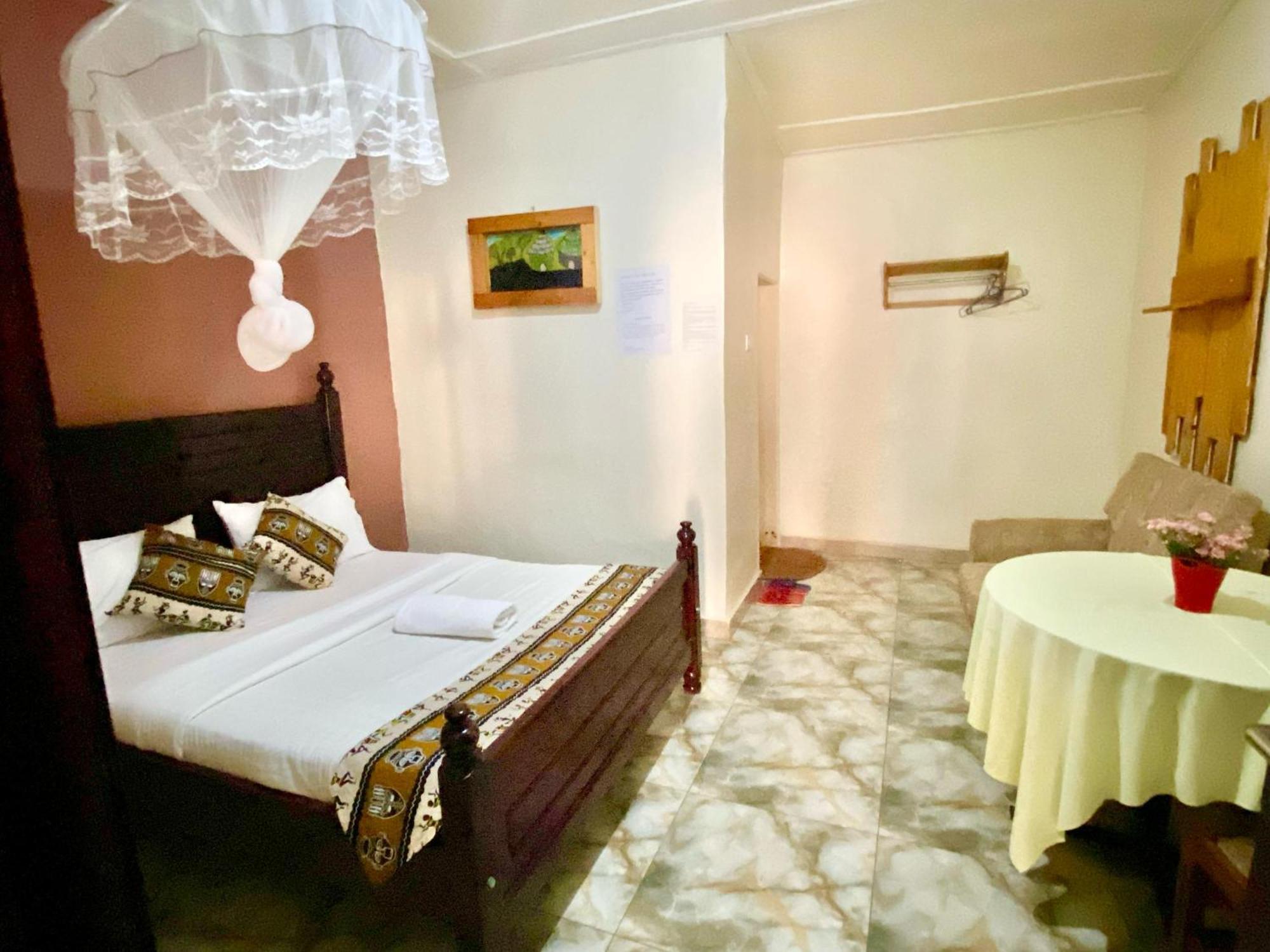 Gorilla African Guest House Entebbe Exterior foto